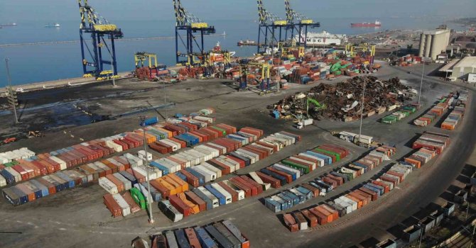 Yangının ardından İskenderun Limanı’ndaki ayrıştırma çalışmaları havadan görüntülendi