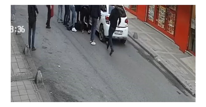 Geri geri giderken yolun karşısına geçmeye çalışan kadına çarptı