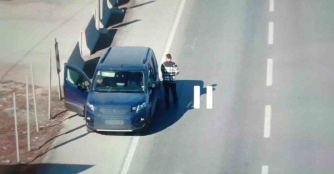 Ceza yememek için direksiyonda yer değiştirdiler, ama drondan kaçamadılar