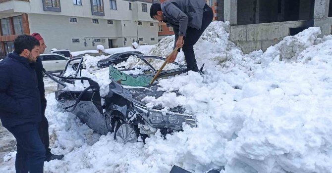 Çatıdan düşen kar kütlesi otomobili kullanılamaz hale getirdi