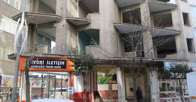 Elazığ’da ağır hasarlı binalara ‘naylon şeritli’ önlem