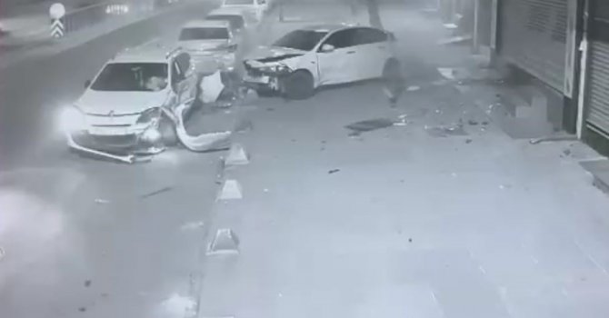 Sultangazi’de çarptığı aracı kaldırıma fırlatıp onun yerine park etti
