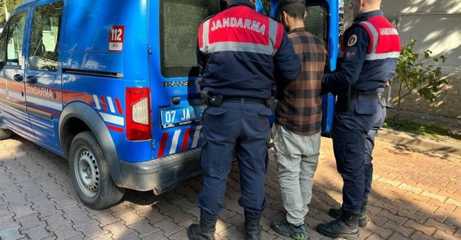 Antalya’da 13 yıl 8 ay kesinleşmiş hapis cezasıyla aranan şahıs yakalandı
