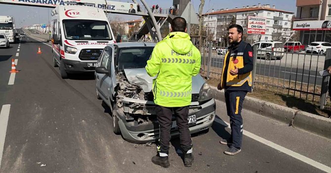 Aksaray’da otomobil kamyonete arkadan çarptı: 3 yaralı