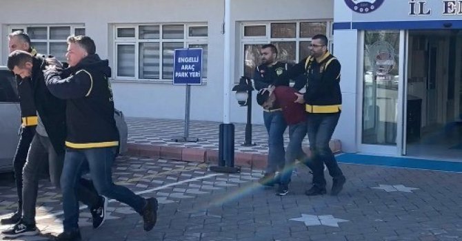 “Dövme yapmadı” diye iş yerine ateş açan 2 şahıs tutuklandı