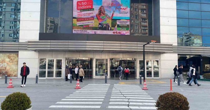 Kayseri Park’ın önündeki asfalt depremde yarıldı iddiası