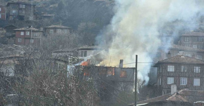 Sobadan çıkan yangında evde bulunan tüpler patladı, köyü korku sardı