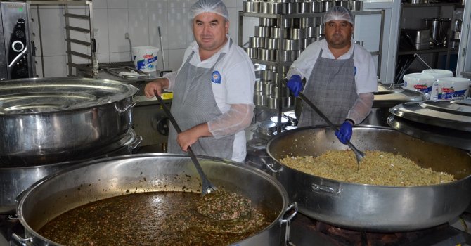 Bir kap sıcak aşla gönüllere dokunuyor