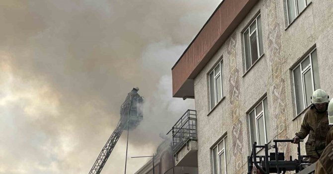 Üsküdar’da 5 katlı binada çıkan yangın 2 binaya daha sirayet etti