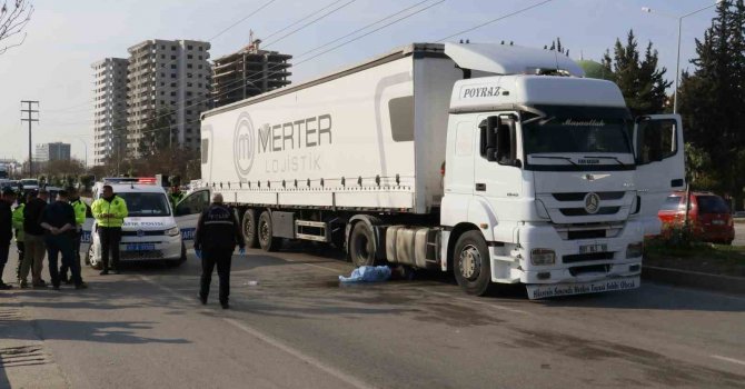 Yolun karşısına geçmek isterken tırın altında kalan kişi öldü