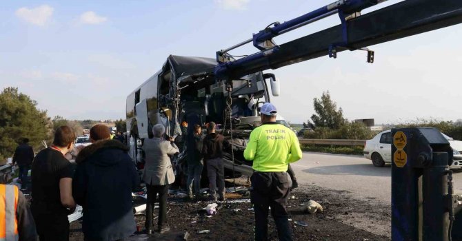 Depremzedeleri taşıyan otobüs kaza yaptı: 2 ölü, 6 yaralı