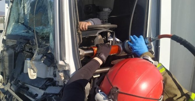 Bandırma’da kamyonet tıra arkadan çarptı