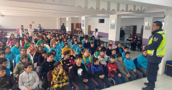 Ortaokul öğrencilerine trafik kuralları eğitimi verildi