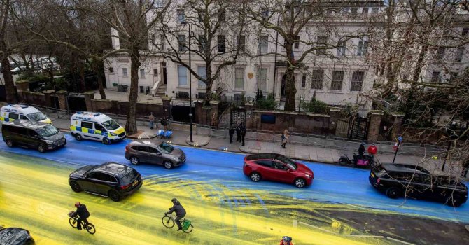 Rusya’nın Londra Büyükelçiliği’nin önündeki yol Ukrayna bayrağı renklerine boyandı
