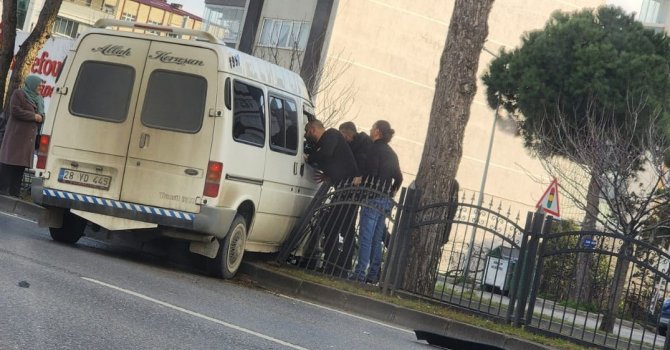 Samsun’da minibüs refüjdeki korkuluklara çarptı: 1 yaralı