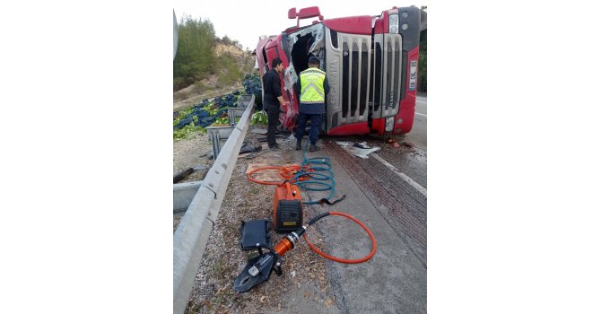 Isparta-Antalya karayolunda sebze yüklü tır devrildi: 1 ölü