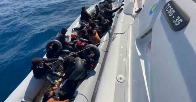 İzmir açıklarında 30 düzensiz göçmen kurtarıldı