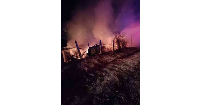 Kulübeler alev alev yandı