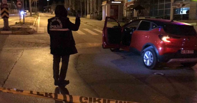 Silahla vurulduktan sonra arabasına binip kaçtı, durduğu yerde yardım istedi