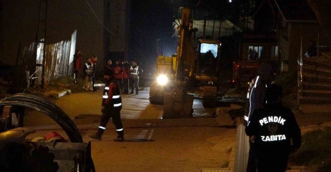 Pendik’te yolda çökme oluştu, iki apartman tahliye edildi