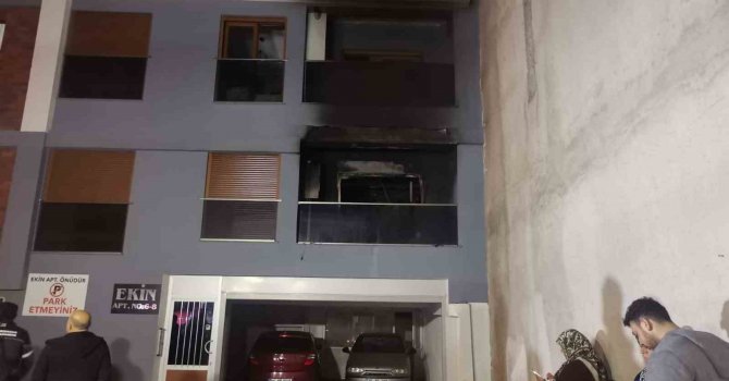 Alevler daireyi sardı, vatandaşlar binayı boşalttı