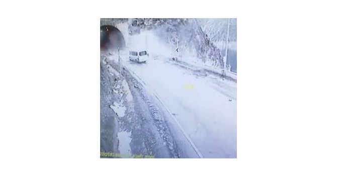 Servis aracının heyelan altında kaldığı görüntüler ortaya çıktı
