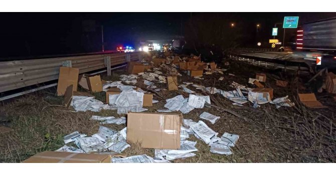 Yardım malzemeleri taşıyan tır kaza yaptı