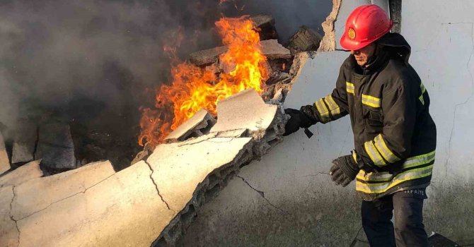 Cizre’de bir fabrika küle döndü