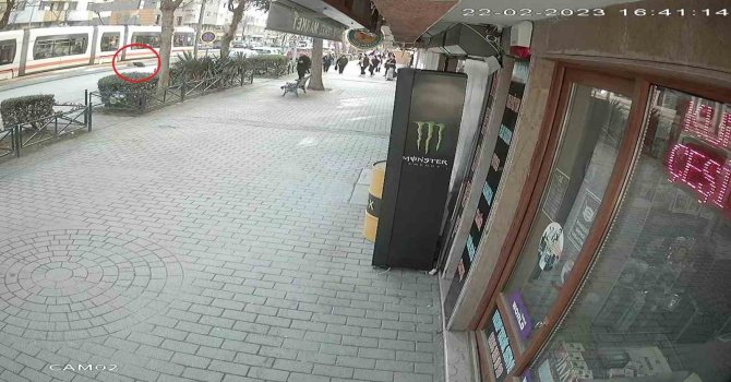 Tramvayın çarptığı 78 yaşındaki kadının hayatını kaybettiği kaza anı güvenlik kamerasına yansıdı