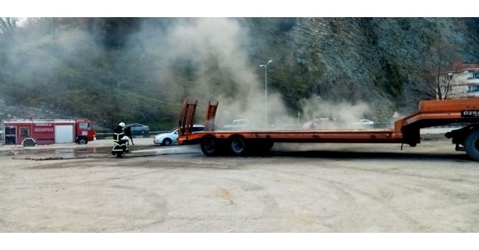 Fren balatalarının ısınmasıyla bomba gibi patlayan tırın lastiği alev aldı