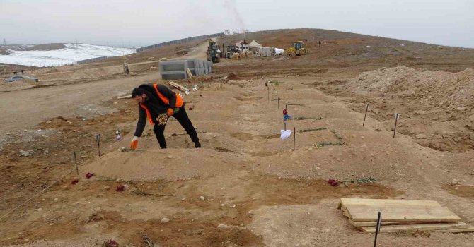 Depremde kayan iki dağın altında kalan 48 kişi hayatını kaybetti