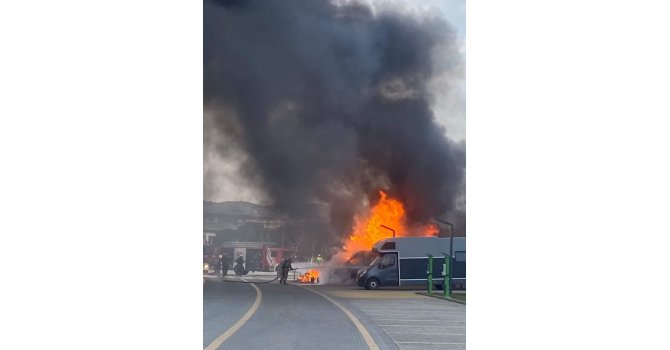 Park halindeki araçlar alev topuna döndü