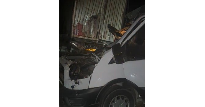 Kamyonet, tıra arkadan çarptı; baba hayatını kaybetti, oğlu ağır yaralı