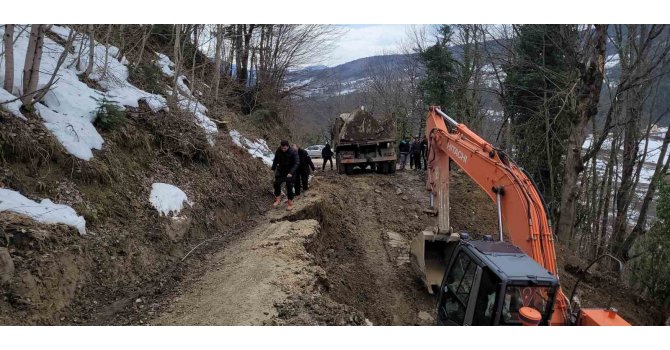 Kastamonu’da yaşanan heyelan sonrası mahallenin yolu ulaşıma kapandı