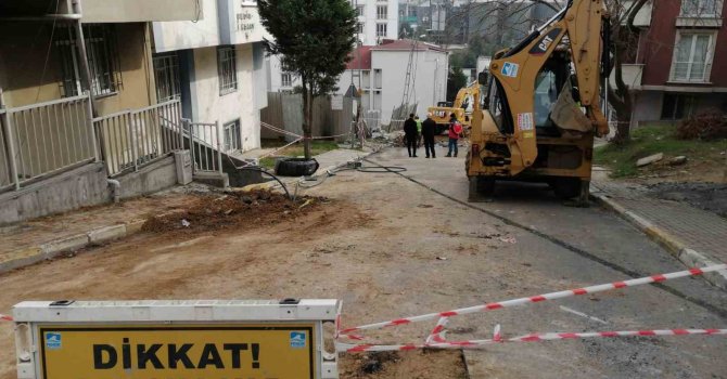 Pendik’te çökme meydana gelen yolda kazı çalışmaları devam ediyor