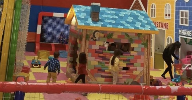 Depremzede ailelerin çocukları polislerle birlikte eğlence merkezine gitti