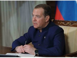 Medvedev: "Ülkemize yönelik tehditleri, Polonya sınırına kadar olsa bile mümkün olduğunca geri itmeliyiz"