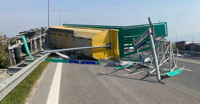 Seyir halinde dorsesi açılan kamyon ortalığı savaş alanına çevirdi