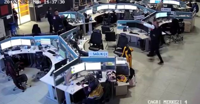 Deprem anı kamerada: Sağlıkçılar o anlarda görevine devam etti