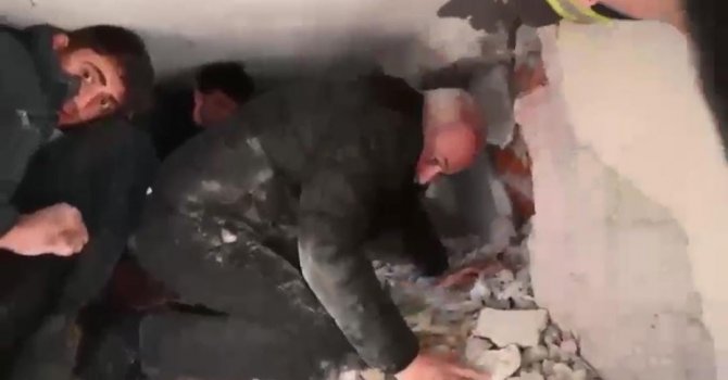 Osmaniye Belediye Başkanı Kara, enkaza girip vatandaşları sakinleştirmiş