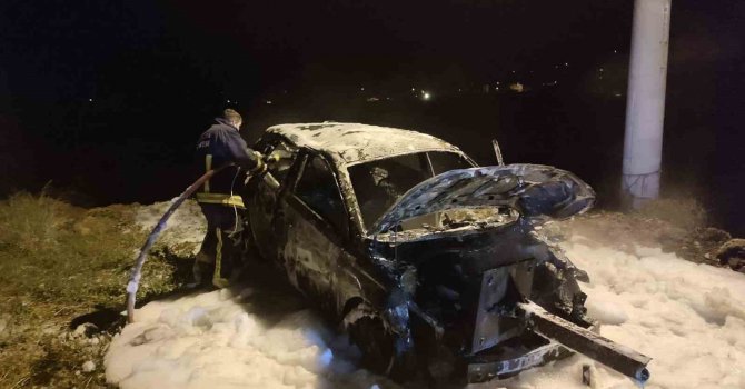 Kaza sonrası alev alan otomobil küle döndü