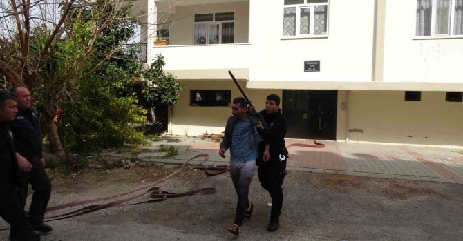 Evi ateşe verip, müdahale için gelen ekiplere ecel teri döktüren şahıs tutuklandı