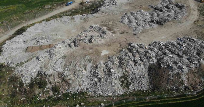 İskenderun’da enkazın kaldırıldığı döküm sahasına bir kamyon giriyor, bir diğeri çıkıyor