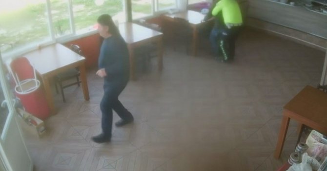 Trafik polisinden hayat kurtaran Heimlich manevrası