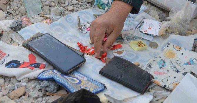 Enkazdan çıkan ziynet eşyaları, ölenlerin yakınlarına teslim edildi