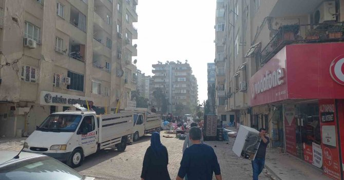 Ölümü göze alıp ağır hasarlı binadan eşya çıkartıyorlar