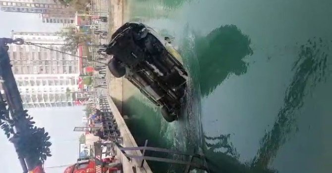 Otomobil sulama kanalına düştü, sürücü 20 metre sürüklendikten sonra kurtuldu