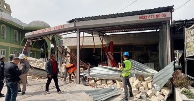 Kontrollü yıkılan minare iş yerinin üzerine düştü