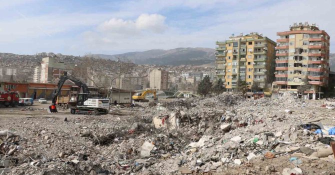 Günlerdir enkazda Kabe örtüsünü arıyorlar
