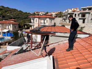 Kaş’ta 2 yapının kaçak bölümleri belediye ekiplerince yıkıldı